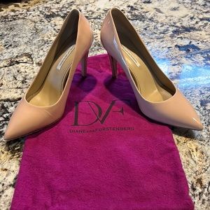 💯Authentic Diane vonFurstenberg nude patten leather pumps size 9M